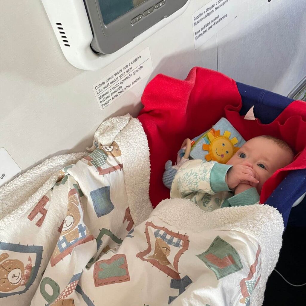 Fliegen mit Baby Erfahrungen - Langstreckenflug im Bassinett